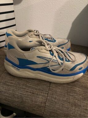 Brooks Ghost Max Sneakers in Beige and Bright Blue
